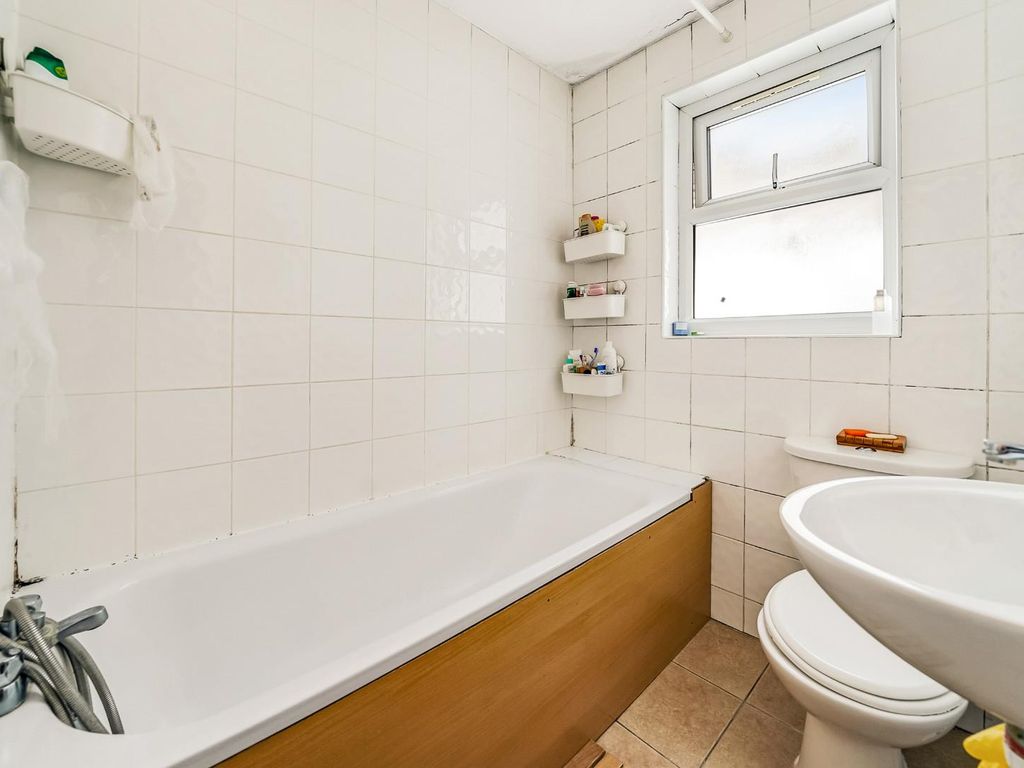 2 bed flat for sale in Warren Road, London E10, £399,000