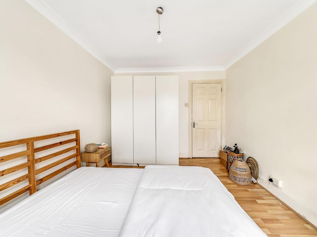 2 bed flat for sale in Warren Road, London E10, £399,000