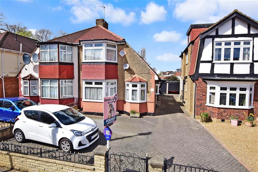 3 bed property for sale in Heathcote Grove, London E4, £560,000