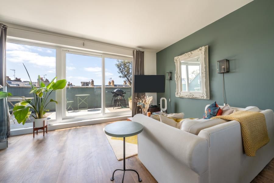 3 bed flat for sale in Gloucester Avenue, London NW1, £1,295,000