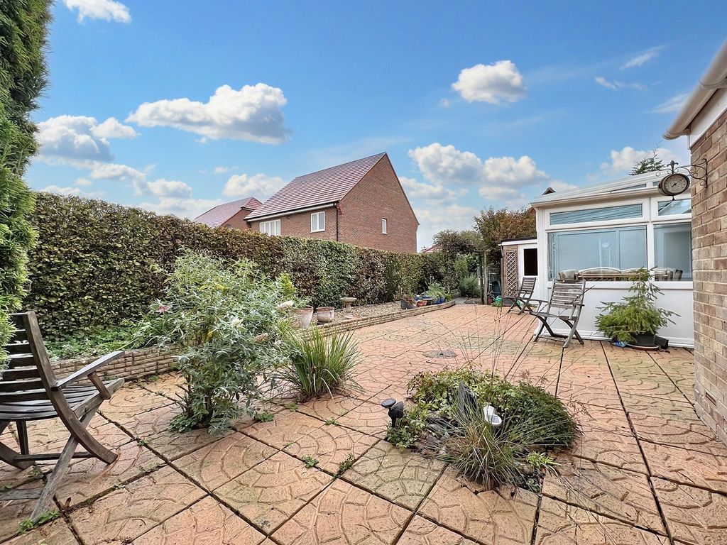 3 bed detached bungalow for sale in Westland Road, Faringdon SN7, £380,000
