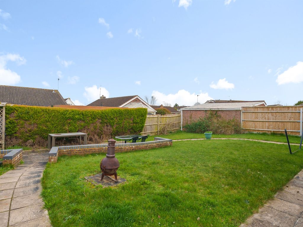 3 bed detached bungalow for sale in Hungerford Drive, Maidenhead SL6, £585,000