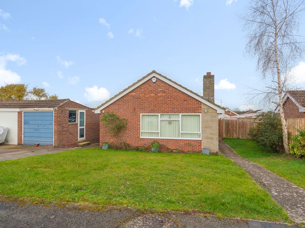 3 bed detached bungalow for sale in Hungerford Drive, Maidenhead SL6, £585,000