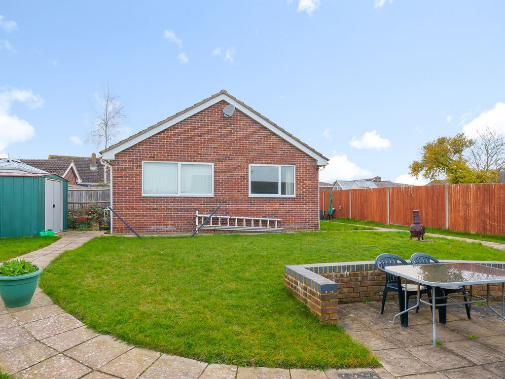 3 bed detached bungalow for sale in Hungerford Drive, Maidenhead SL6, £585,000