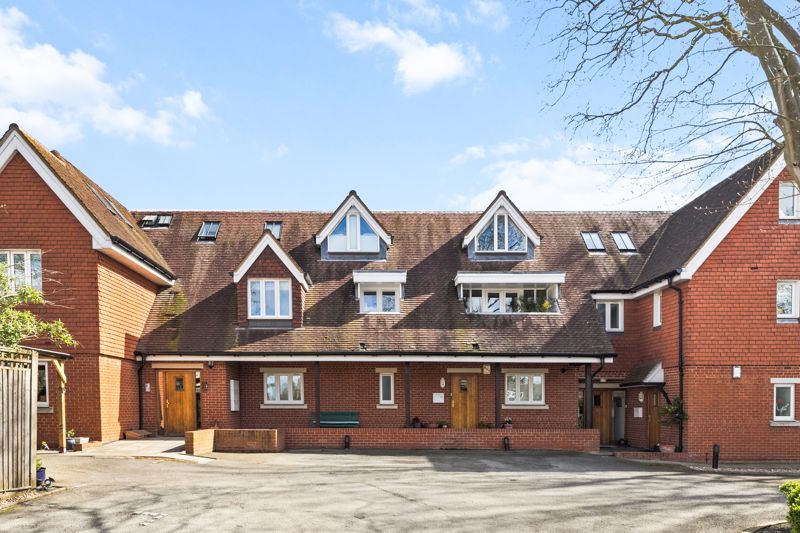 2 bed flat for sale in The Broadway, Cheam, Sutton SM3, £560,000