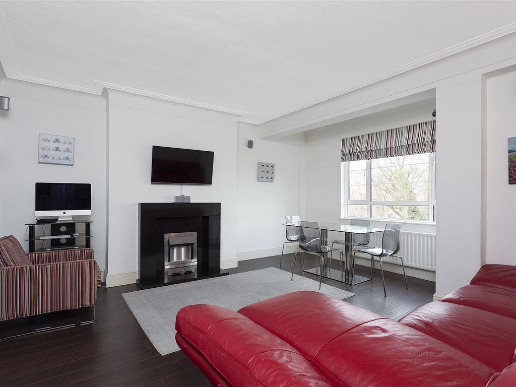 3 bed flat for sale in Woodside House, Woodside, Wimbledon SW19, £575,000