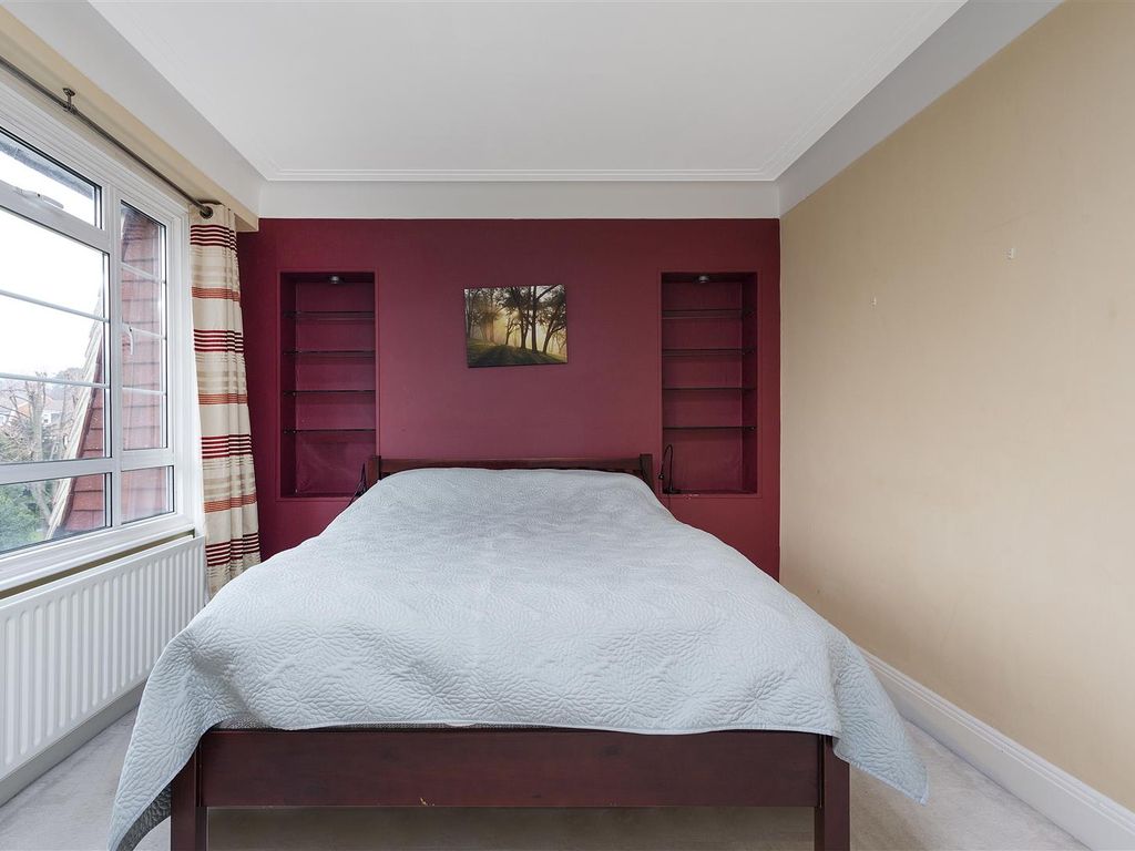 3 bed flat for sale in Woodside House, Woodside, Wimbledon SW19, £575,000