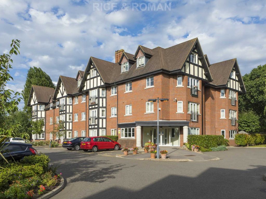 2 bed flat for sale in Hinchley Manor, Hinchley Wood KT10, £375,000