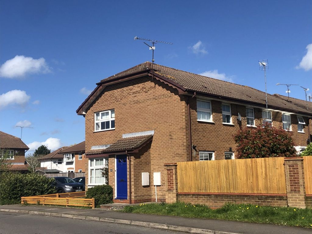 2 bed end terrace house for sale in Buccaneer Close, Reading RG5, £340,000
