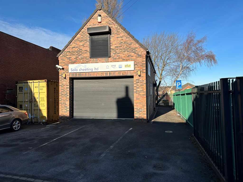Office to let in High Street, Normanton WF6, £12,000 pa