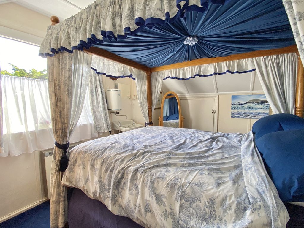 2 bed flat for sale in Sandhills, Constantine Bay PL28, £395,000