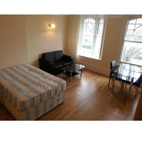 Studio to rent in Bedford Hill, London SW12, £1,040 pcm