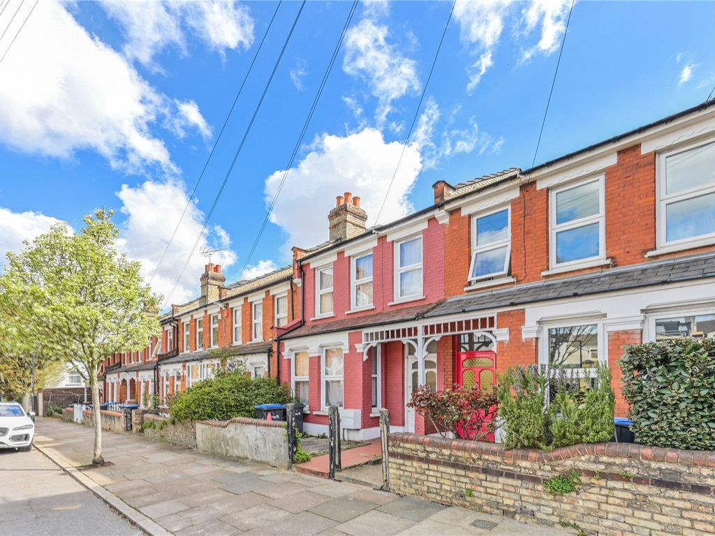 3 bed terraced house for sale in Highworth Road, London N11, £600,000