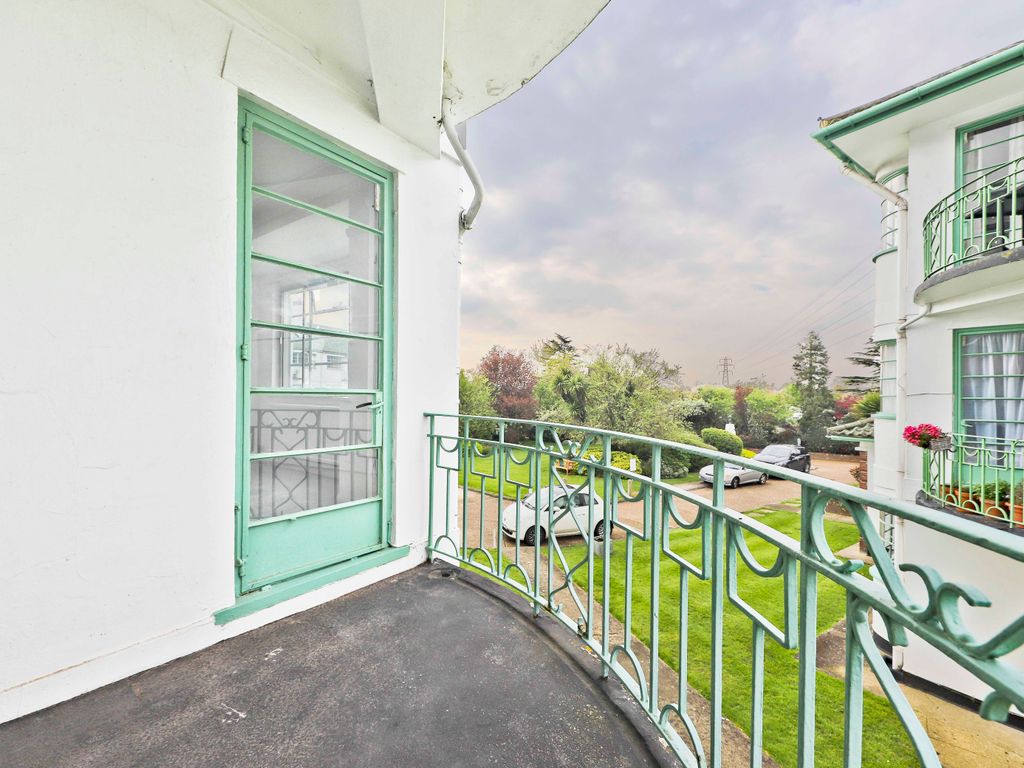 3 bed flat for sale in Capel Gardens, Pinner HA5, £375,000