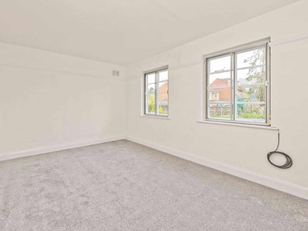 3 bed flat for sale in Capel Gardens, Pinner HA5, £375,000