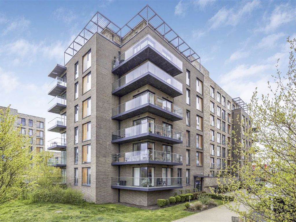 3 bed flat for sale in Handley Drive, London SE3, £625,000