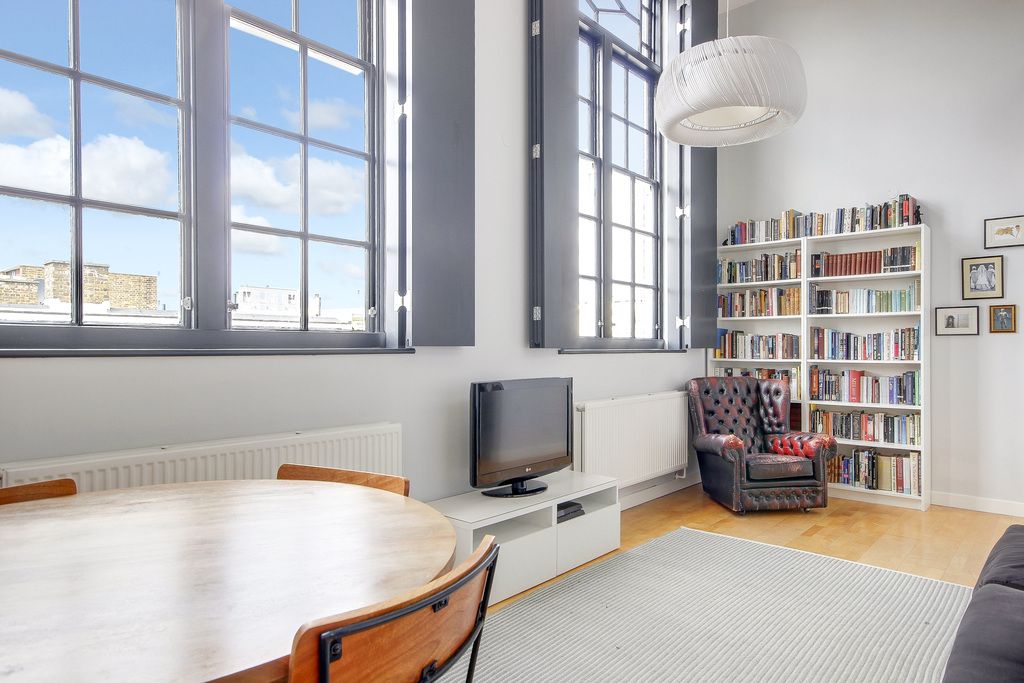 1 bed flat for sale in Old School Square, London E14, £300,000