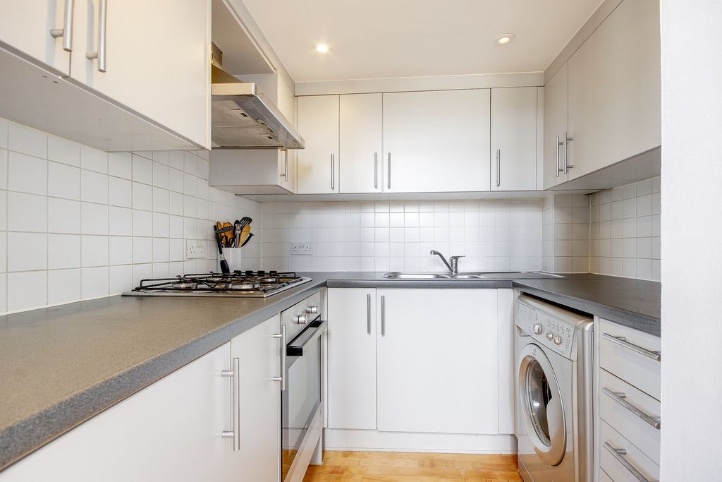 1 bed flat for sale in Old School Square, London E14, £300,000