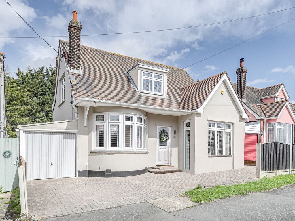 4 bed detached house for sale in Hawkwell Road, Hockley SS5, £575,000