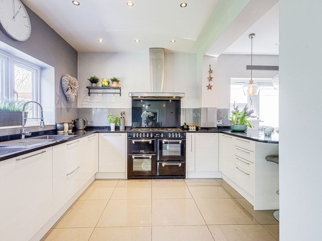 4 bed detached house for sale in Hawkwell Road, Hockley SS5, £575,000