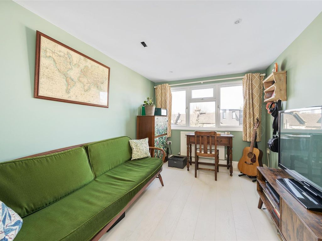 5 bed terraced house for sale in Chichester Road, London E11, £750,000