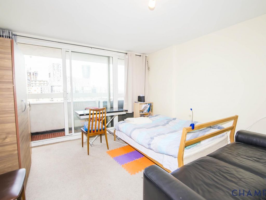 1 bed flat for sale in Midship Point, The Quarterdeck E14, £340,000
