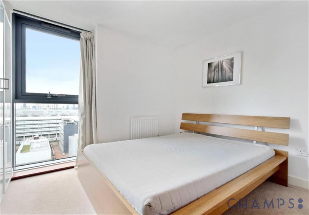 2 bed flat for sale in Blackwall Way, London E14, £570,000