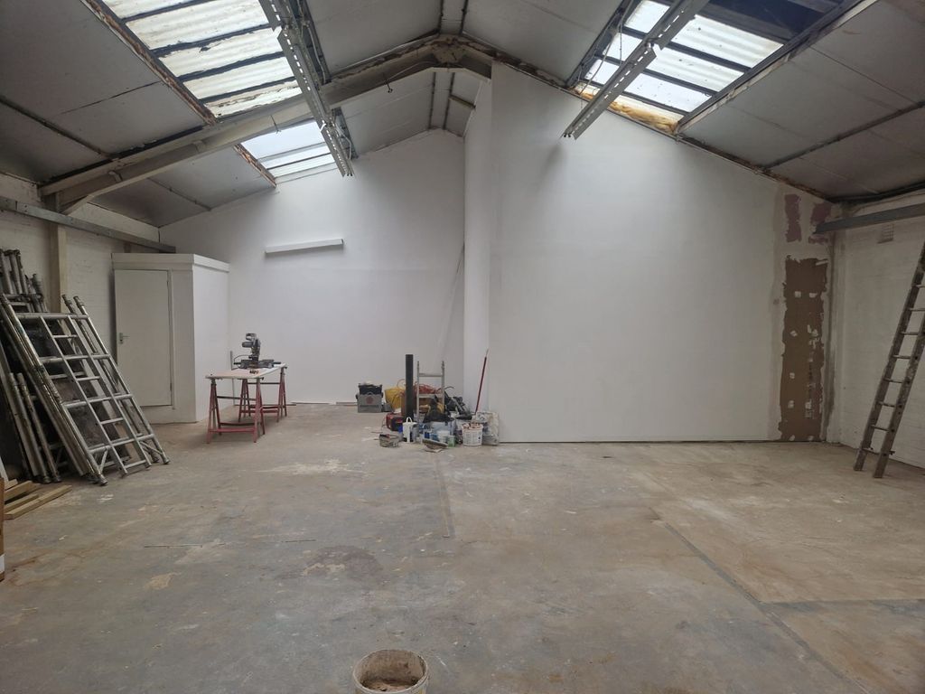 Warehouse to let in Wadsworth Road, Perivale UB6, £26,000 pa