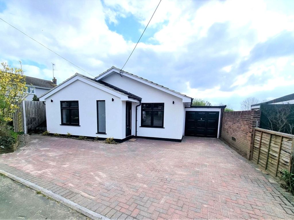 3 bed bungalow for sale in Park Gardens, Hawkwell, Hockley, Essex SS5, £600,000