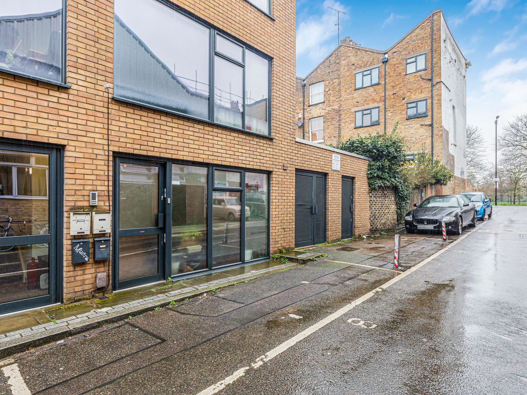Office to let in Shelford Place, London N16, £15,000 pa