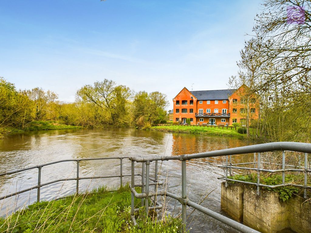 2 bed flat for sale in Weir Pool Court, Twyford RG10, £375,000