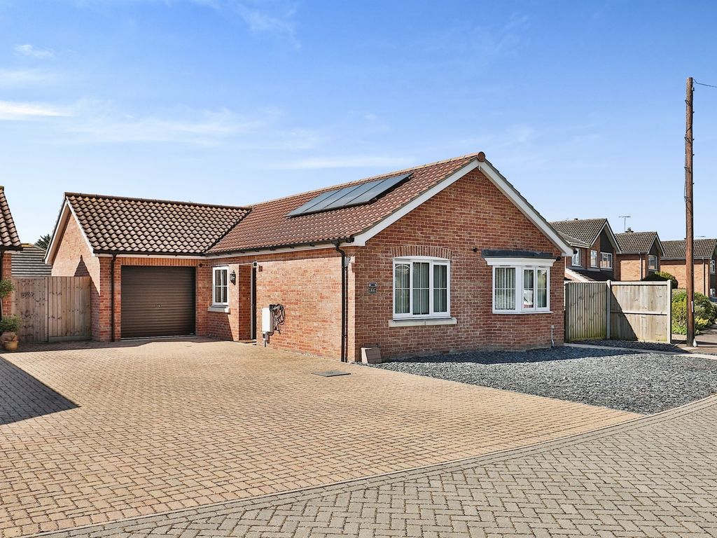 3 bed detached bungalow for sale in The Warren, Old Catton, Norwich NR6, £365,000