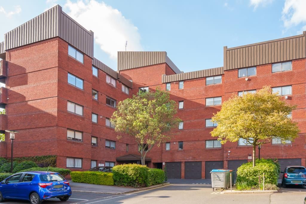 2 bed flat for sale in Finchley, London N3, £600,000