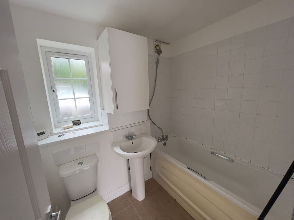 2 bed flat to rent in Woodlands Road, Bedworth CV12, £695 pcm
