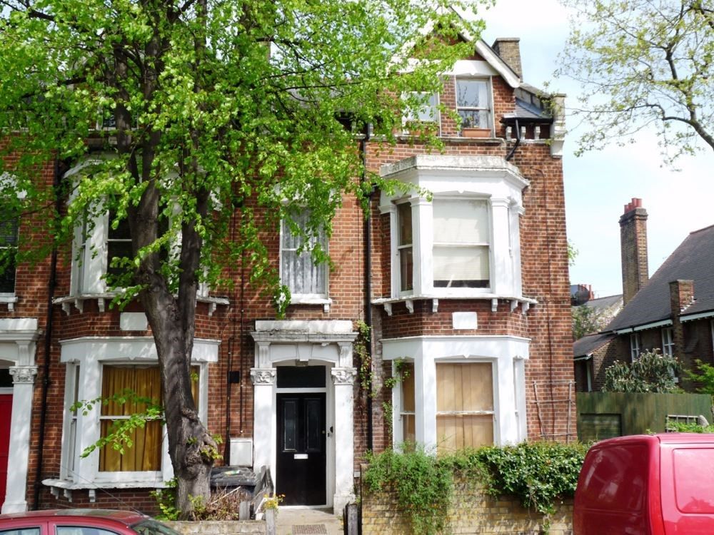 2 bed flat to rent in Burton Road, London SW9, £2,900 pcm