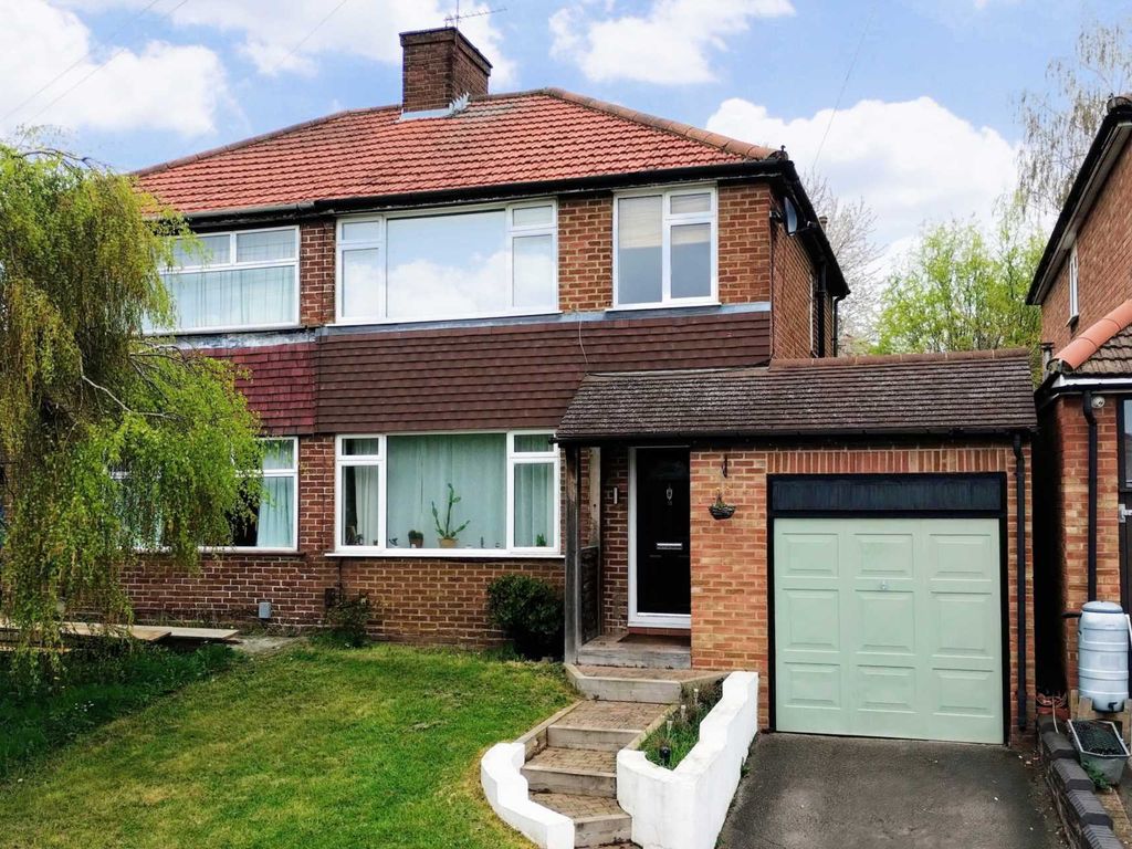 3 bed semi-detached house for sale in Fairway, Nash Mills HP3, £500,000