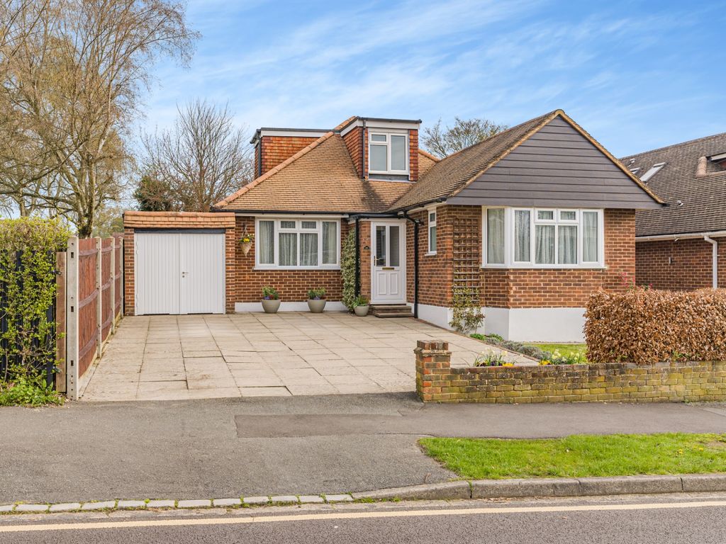 4 bed detached house for sale in Oakington Avenue, Amersham HP6, £800,000