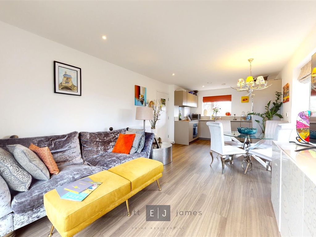 2 bed flat for sale in Newmans Lane, Loughton IG10, £460,000