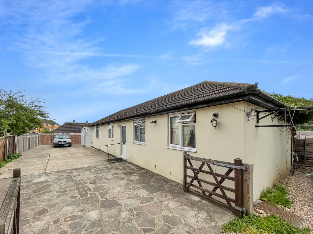 5 bed detached bungalow for sale in Sutton Lane, Hounslow TW3, £510,000