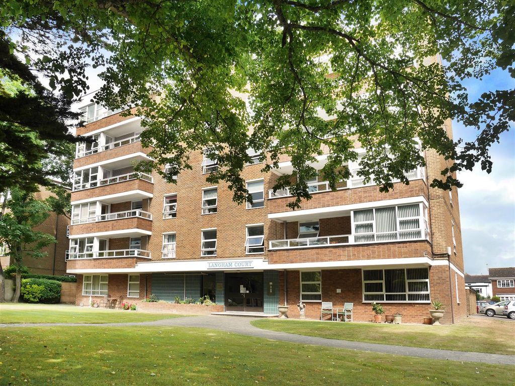2 bed flat for sale in Grand Avenue, Worthing BN11, £390,000