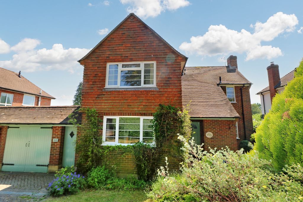 3 bed link-detached house for sale in Ashcombe Road, Dorking RH4, £850,000