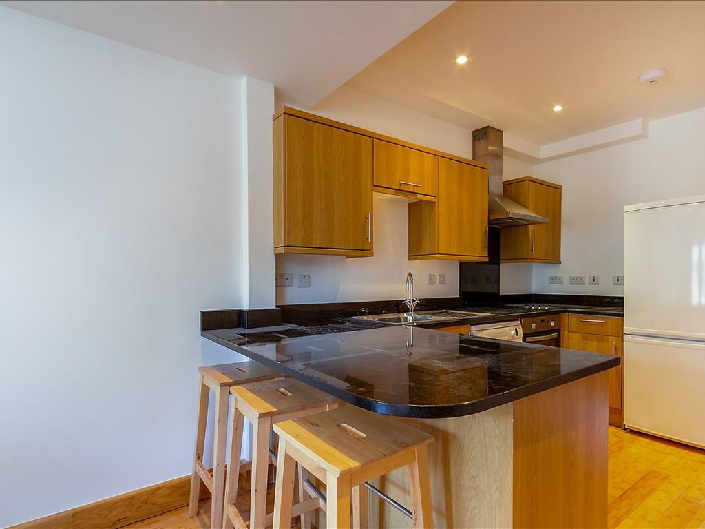 1 bed flat for sale in Greyhound Road, Hammersmith, London W6, £350,000
