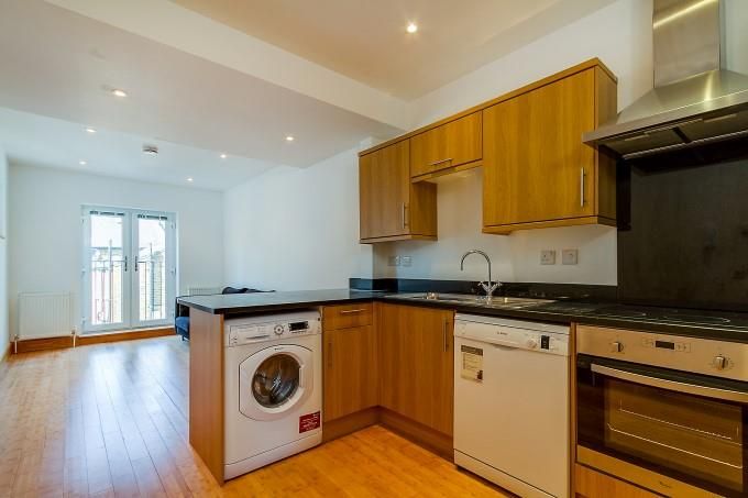 1 bed flat for sale in Greyhound Road, Hammersmith, London W6, £350,000