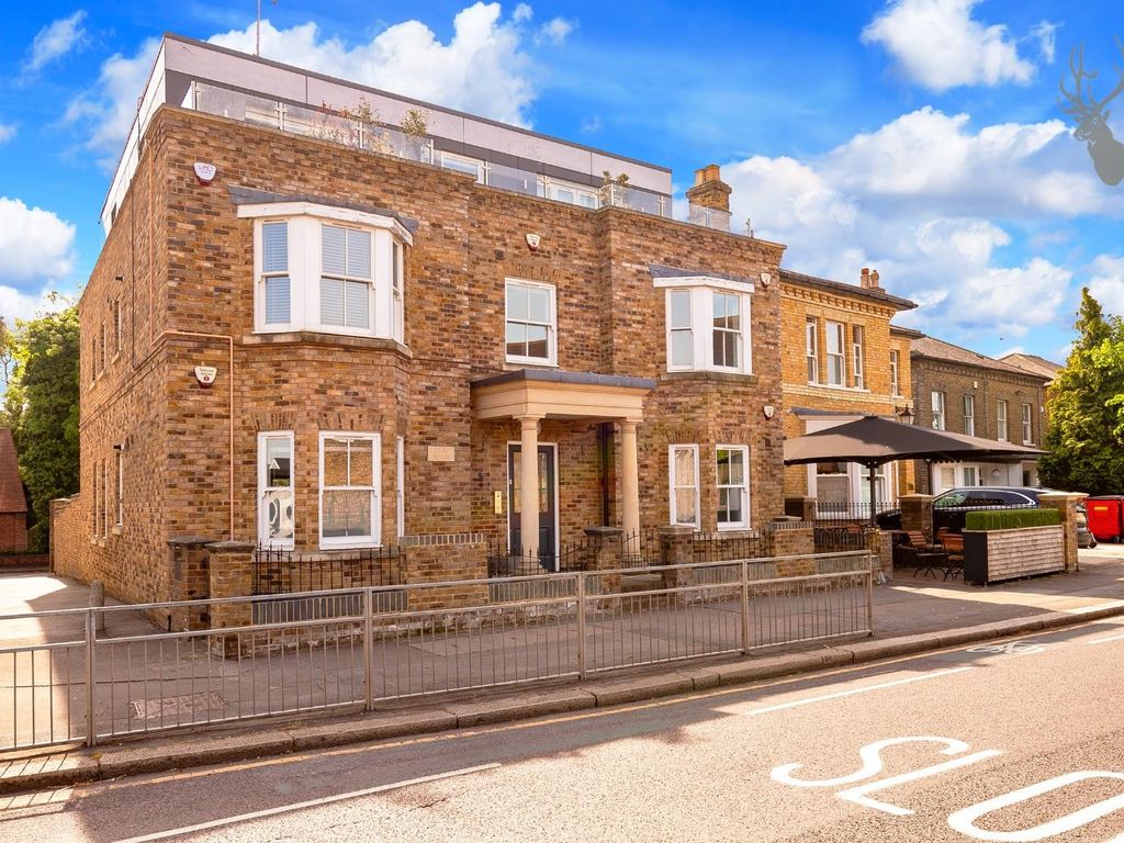 2 bed flat for sale in High Road, Woodford Green IG8, £350,000