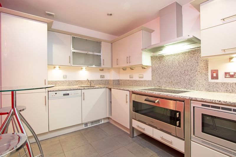 2 bed flat for sale in Brewhouse Lane, London SW15, £600,000