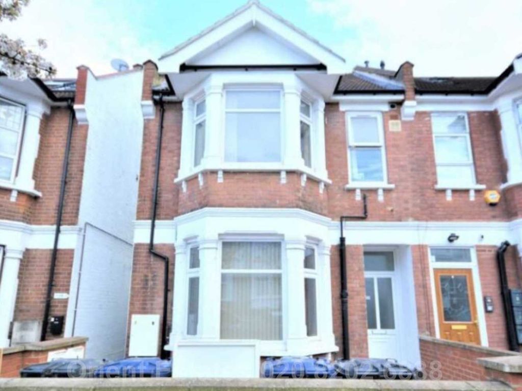 3 bed flat for sale in Park Road, London NW4, £575,000
