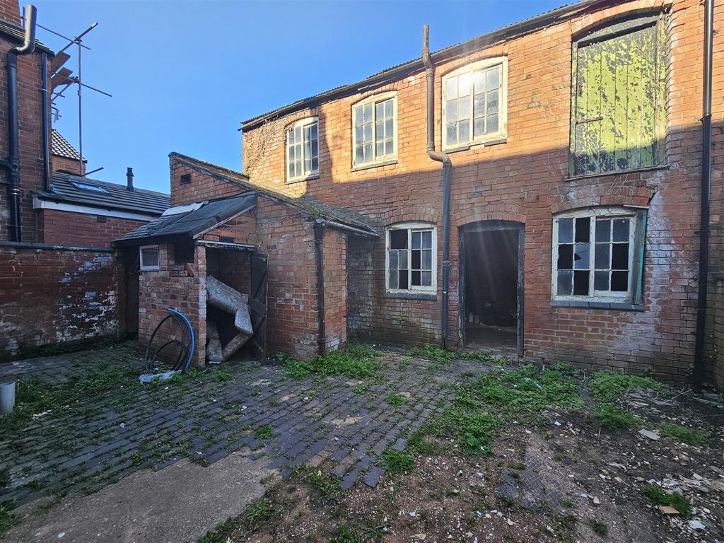 5 bed terraced house for sale in Avon Street, Leicester LE2, £495,000