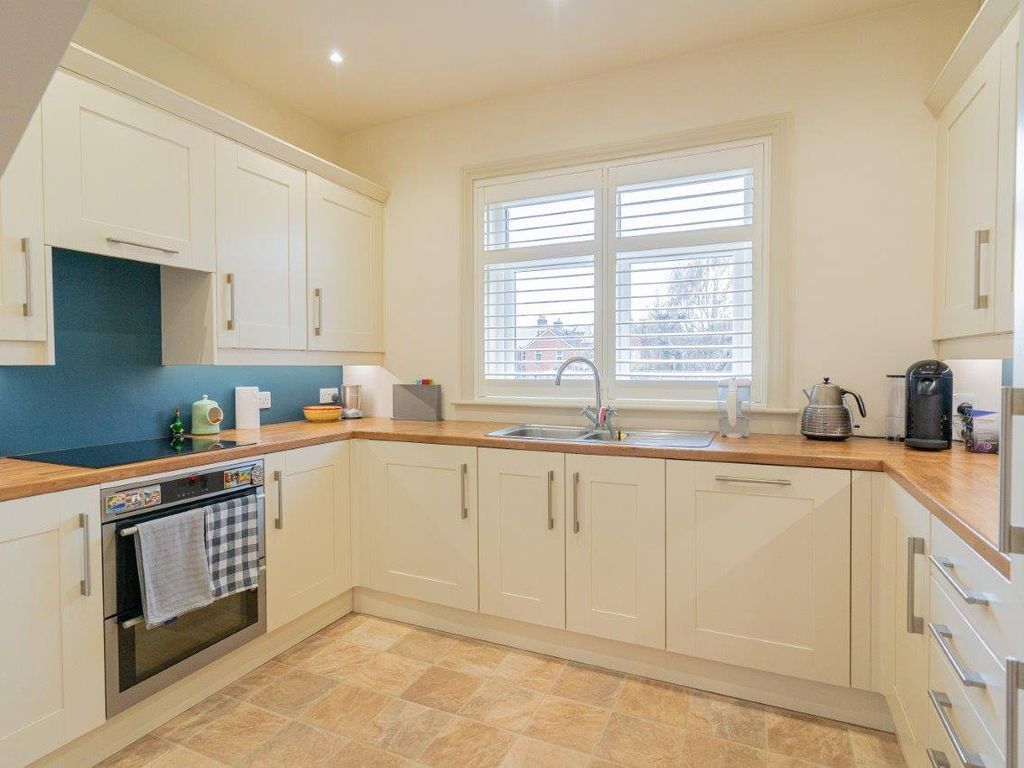 3 bed flat for sale in Parkstone Avenue, Lower Parkstone, Poole, Dorset BH14, £375,000