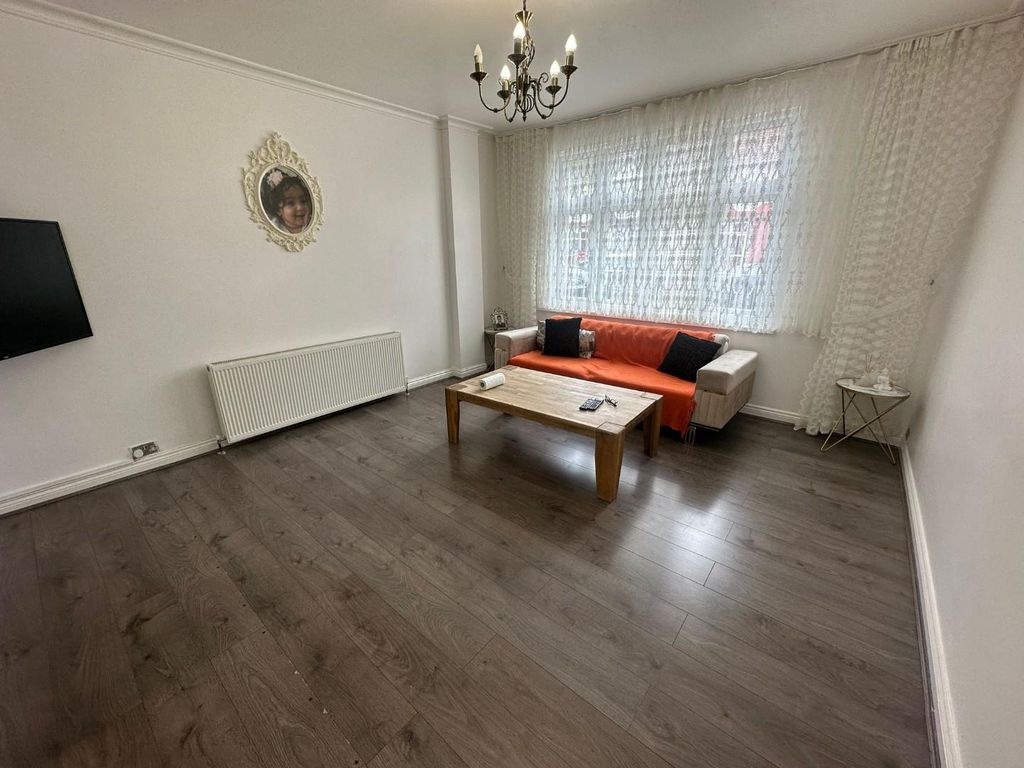3 bed terraced house for sale in Princes Avenue, London N13, £625,000