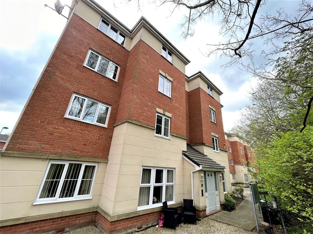 2 bed flat for sale in Ledgard Avenue, Leigh WN7, £119,950